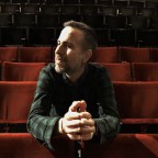 Ο Χρήστος Δασκαλάκης μιλά για την παράσταση «Η Χιονονιφάδα που αγάπησε το Καλοκαίρι»