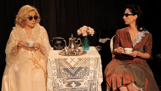 ΠΟΡΤΡΑΙΤΑ ΜΙΑΣ ΜΑΝΤΟΝΑΣ.png