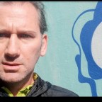 Ο Ανδρέας Κατσικούδης διαβάζει το ποίημά του «Στο κίτρινο φεγγάρι»