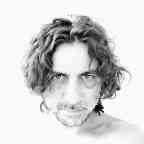 Η «Ιστορία ενός σκύλου που τον έλεγαν πιστό», του Λούις Σεπούλδεβα, στο Θέατρο Άλφα σε σκηνοθεσία Κώστα Γάκη