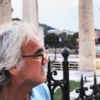 Ο Φάνης Λελεμψής διαβάζει το ποίημά του «Σταδιοδρόμησα στην ύπαρξη»