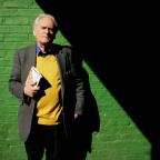 Paul Durcan | «Τα απομνημονεύματα ενός πεσόντα κότσυφα» σε μετάφραση του Τάκη Π. Πιερράκου