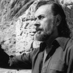 Ο Παναγιώτης Τερζάκης απαγγέλλει απόσπασμα από την «Εαρινή Συμφωνία» του Γιάννη Ρίτσου