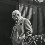 Γιώργος Σεφέρης | Ανάμεσα στα κόκαλα εδώ