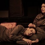 «Anna & Margot» της Κωνσταντίνας Ράικου: Ένα ενύπνιο θανάτου