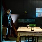 Ένας άνθρωπος από το υπόγειο του σπιτιού μας