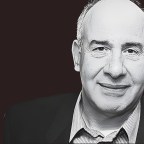 Θανάσης Νιάρχος: Μια πολυσχιδής διαδρομή