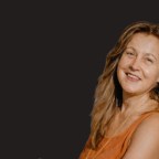 Χριστίνα Λαμπούση: «Όταν το θέατρο μιλάει με αλήθεια, μπορεί να ελαφρύνει την καρδιά του θεατή»